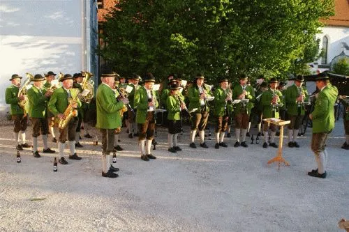 Maibaum aufstellen